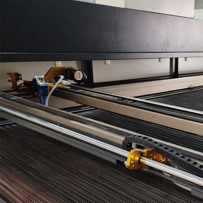 Asynchronous dual heads laser cutting machine 130w co2 laser cut sublimation fabrics machine for textile 1820