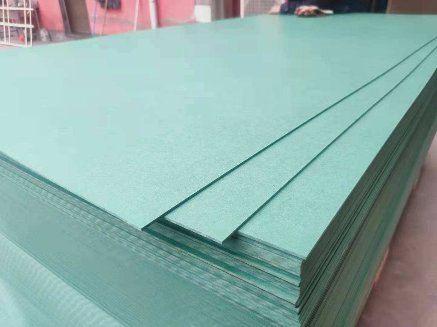 Eco-Friendly mdf board E0 E1 grade MDF HDF waterproof melamine MDF 1220x2440mm For Furniture or packing