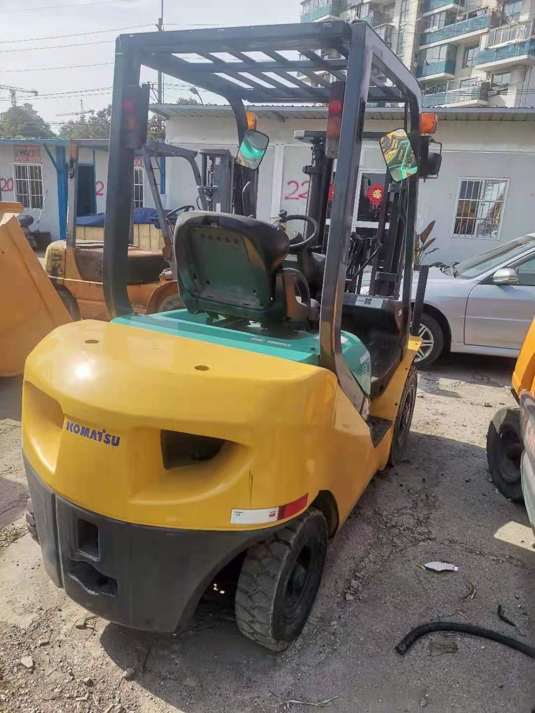 Japan made Komatsu FD25 warehouse machine , Komstsu 2.5 ton mini forklift on sale in Shanghai