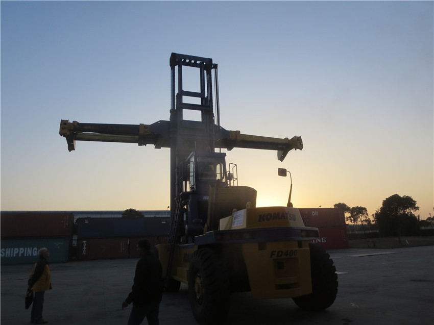 Japan original Komatsu FD400 40ton heavy forklift ,Komatsu port and container lifting truck FD400 in Shanghai Port