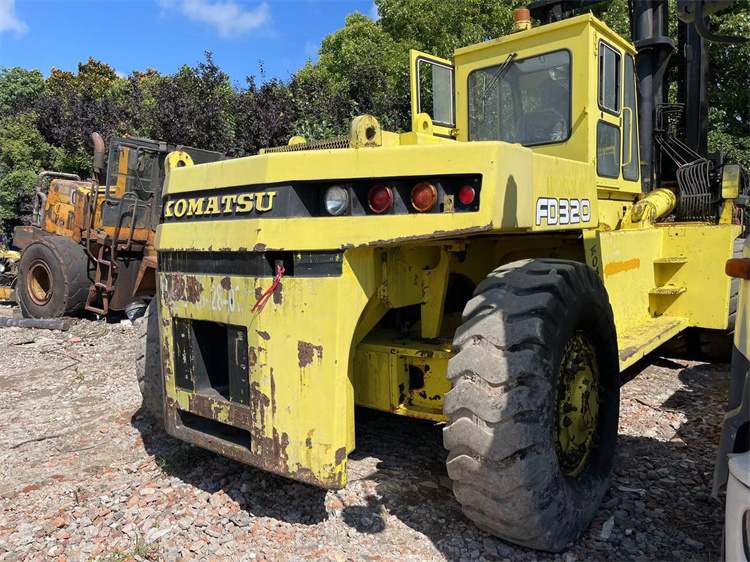 Used port and container machine Komatsu FD320 forklift for sale, used japan 30 ton forklift for warehouse