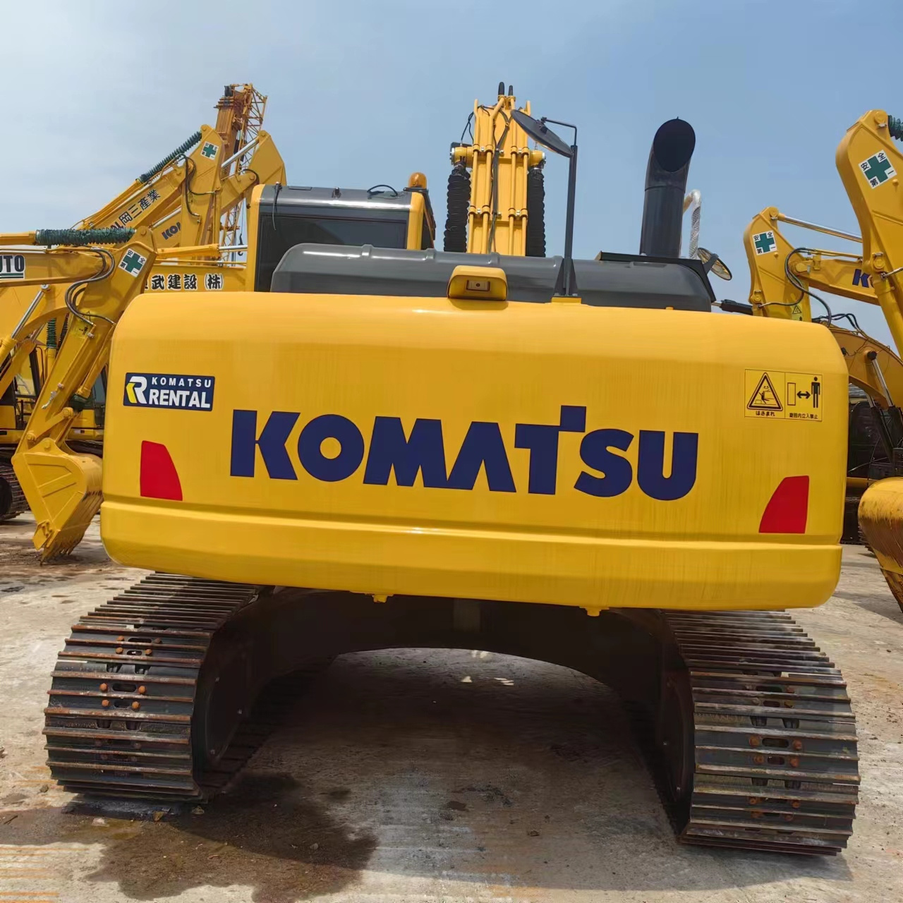 Japan used Komatsu PC240 crawler excavator, Komatsu earth-moving shovel PC240lc-8 medium digger PC200 PC220 PC240 on stock