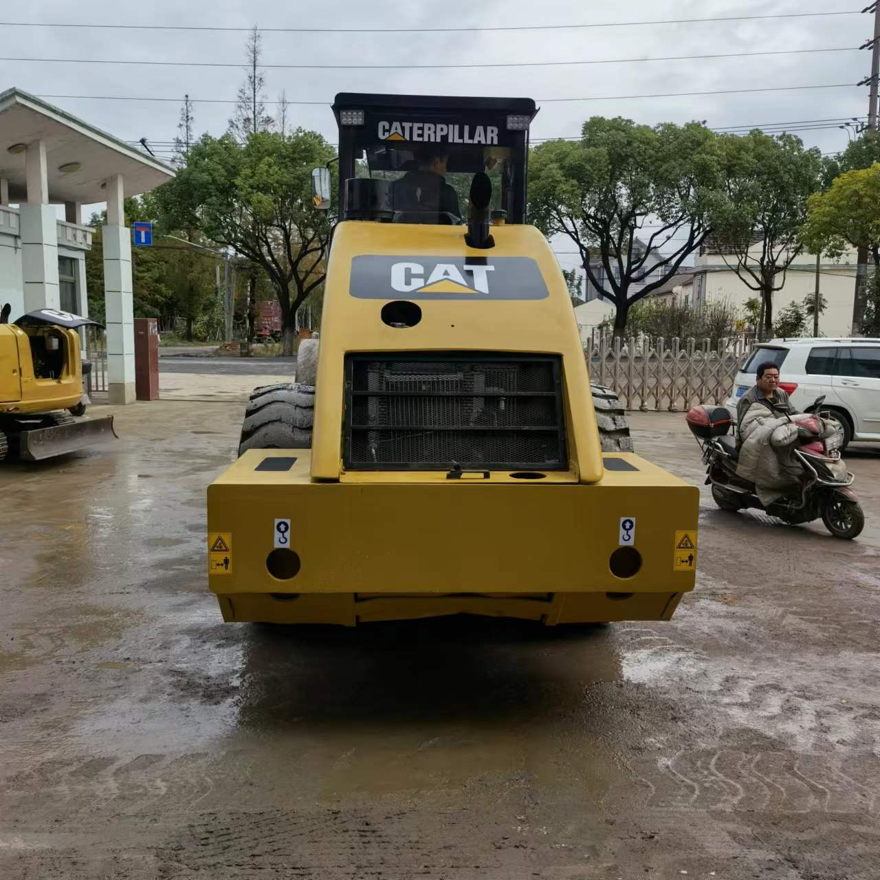 China and Japan made Brand 98% New Caterpillar road roller CS683E earth compactor cheap on sale in Shanghai