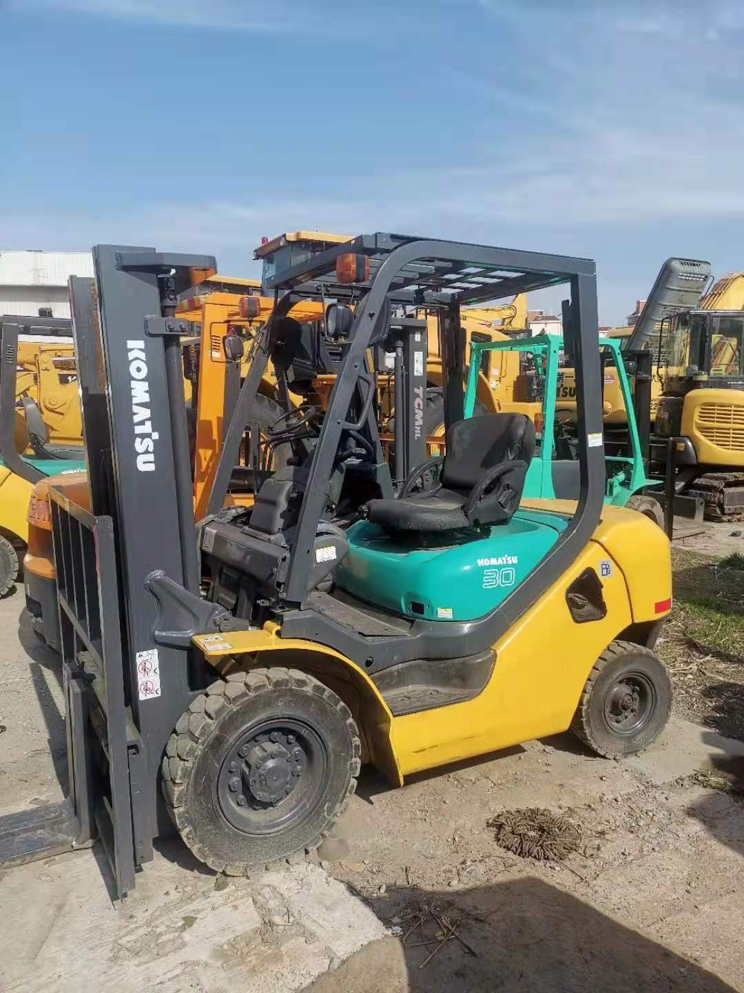 Japan made Komatsu FD25 warehouse machine , Komstsu 2.5 ton mini forklift on sale in Shanghai