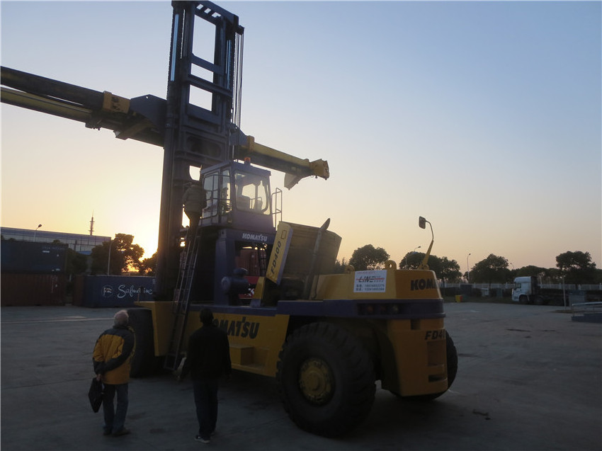 Japan original Komatsu FD400 40ton heavy forklift ,Komatsu port and container lifting truck FD400 in Shanghai Port