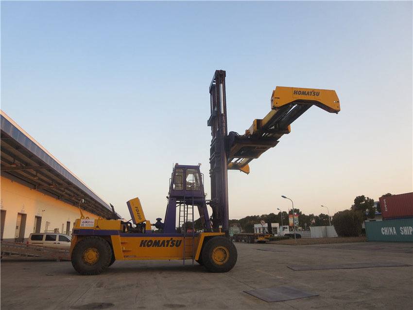 Japan original Komatsu FD400 40ton heavy forklift ,Komatsu port and container lifting truck FD400 in Shanghai Port