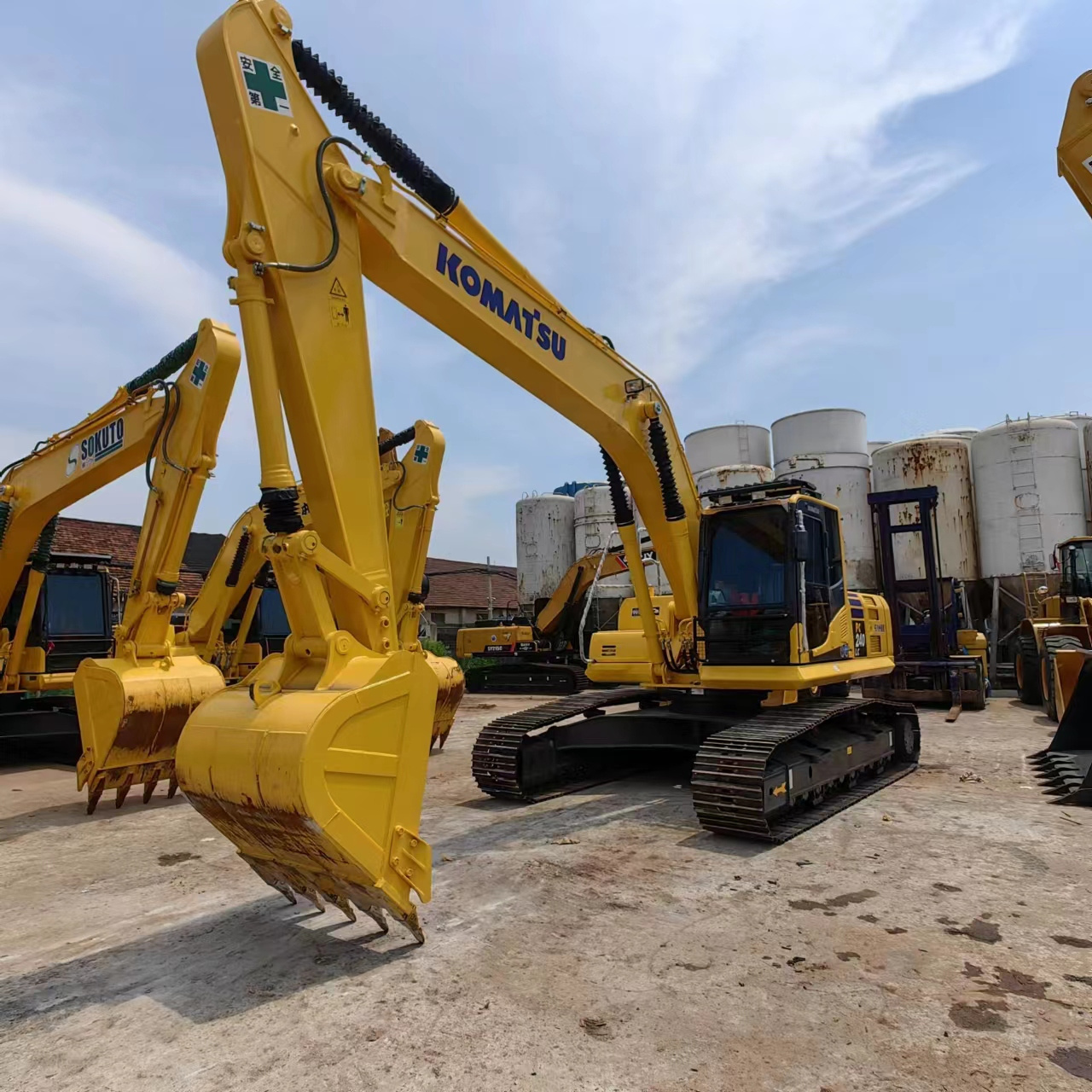 Japan used Komatsu PC240 crawler excavator, Komatsu earth-moving shovel PC240lc-8 medium digger PC200 PC220 PC240 on stock