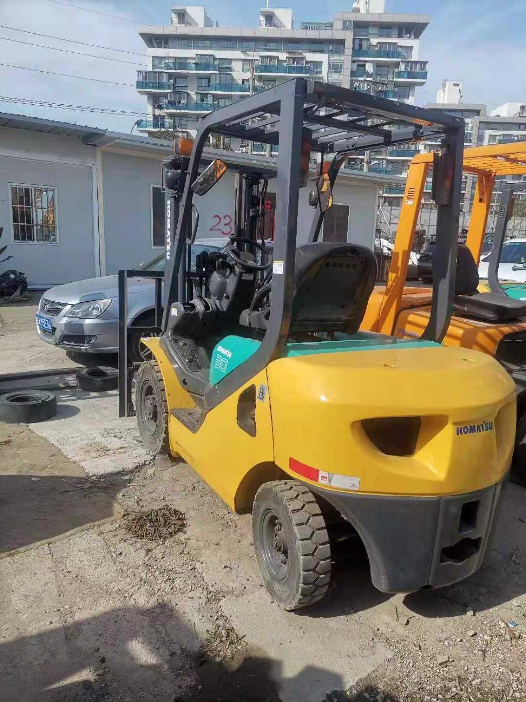 Japan made Komatsu FD25 warehouse machine , Komstsu 2.5 ton mini forklift on sale in Shanghai