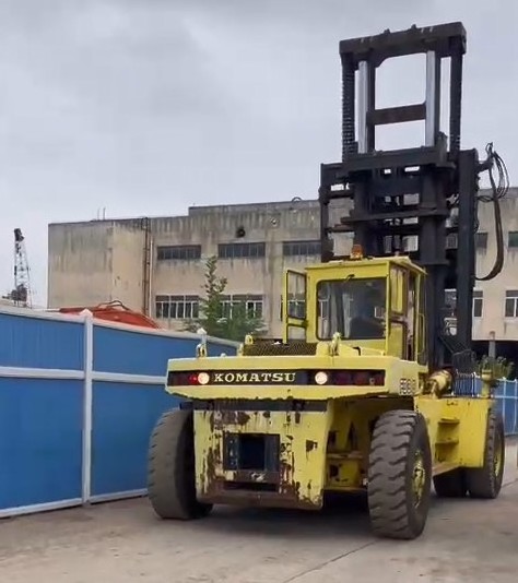 Used port and container machine Komatsu FD320 forklift for sale, used japan 30 ton forklift for warehouse