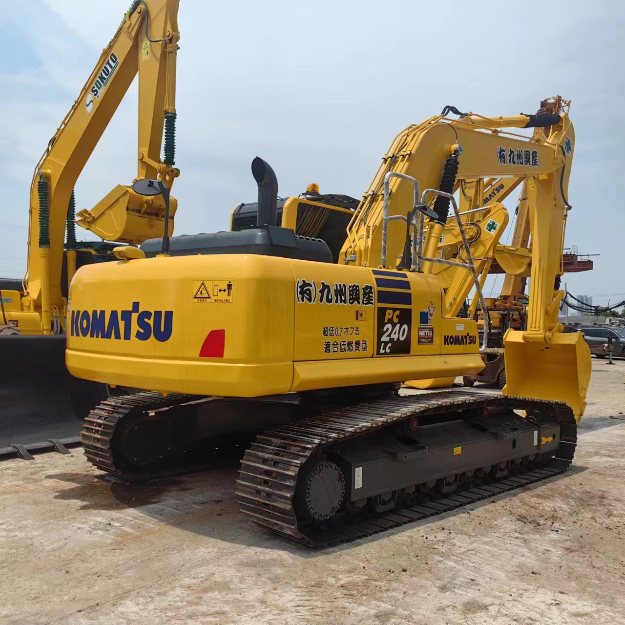 Japan used Komatsu PC240 crawler excavator, Komatsu earth-moving shovel PC240lc-8 medium digger PC200 PC220 PC240 on stock