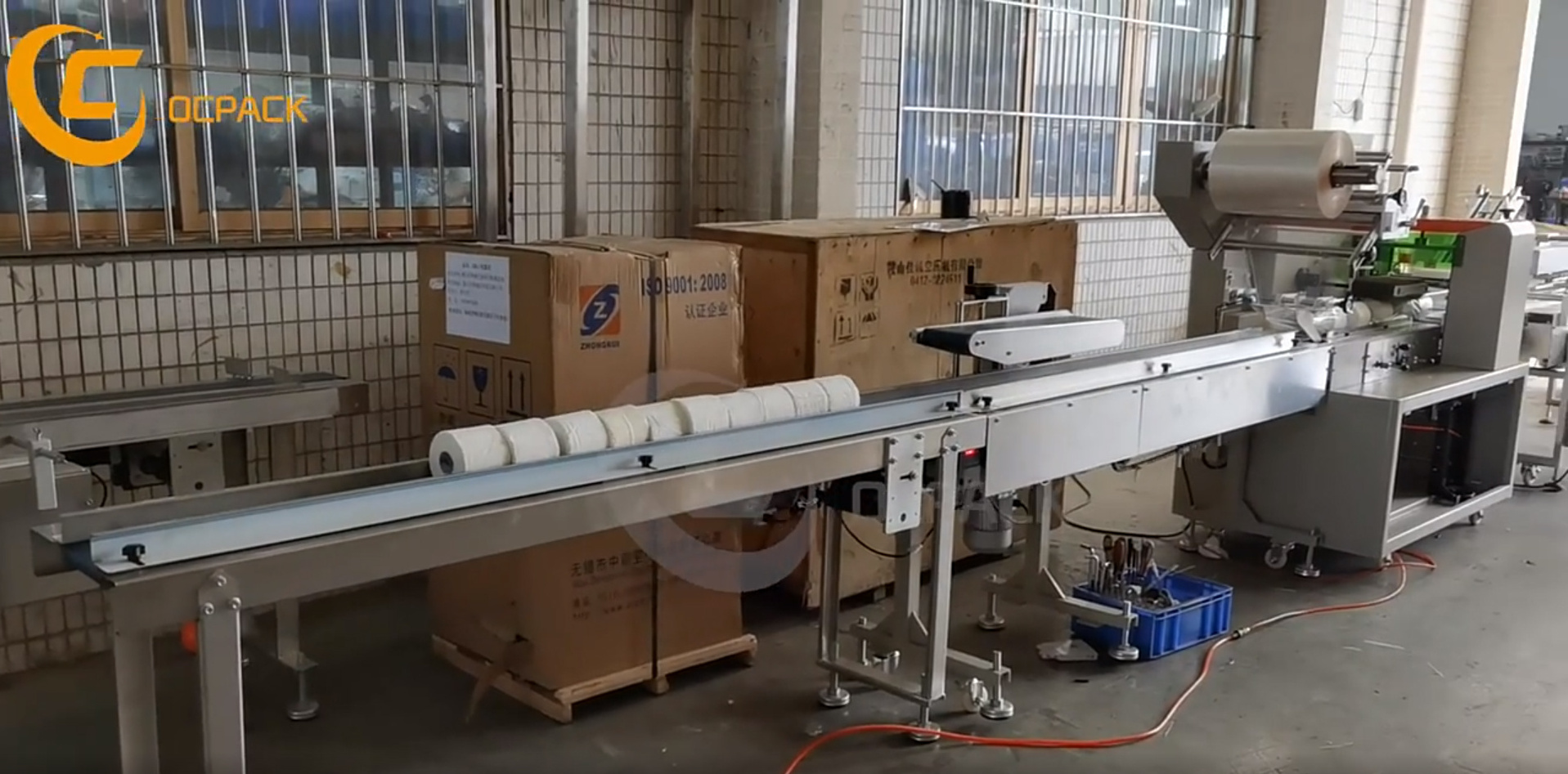 Flexible kitchen and toilet paper roll tissue packing machine