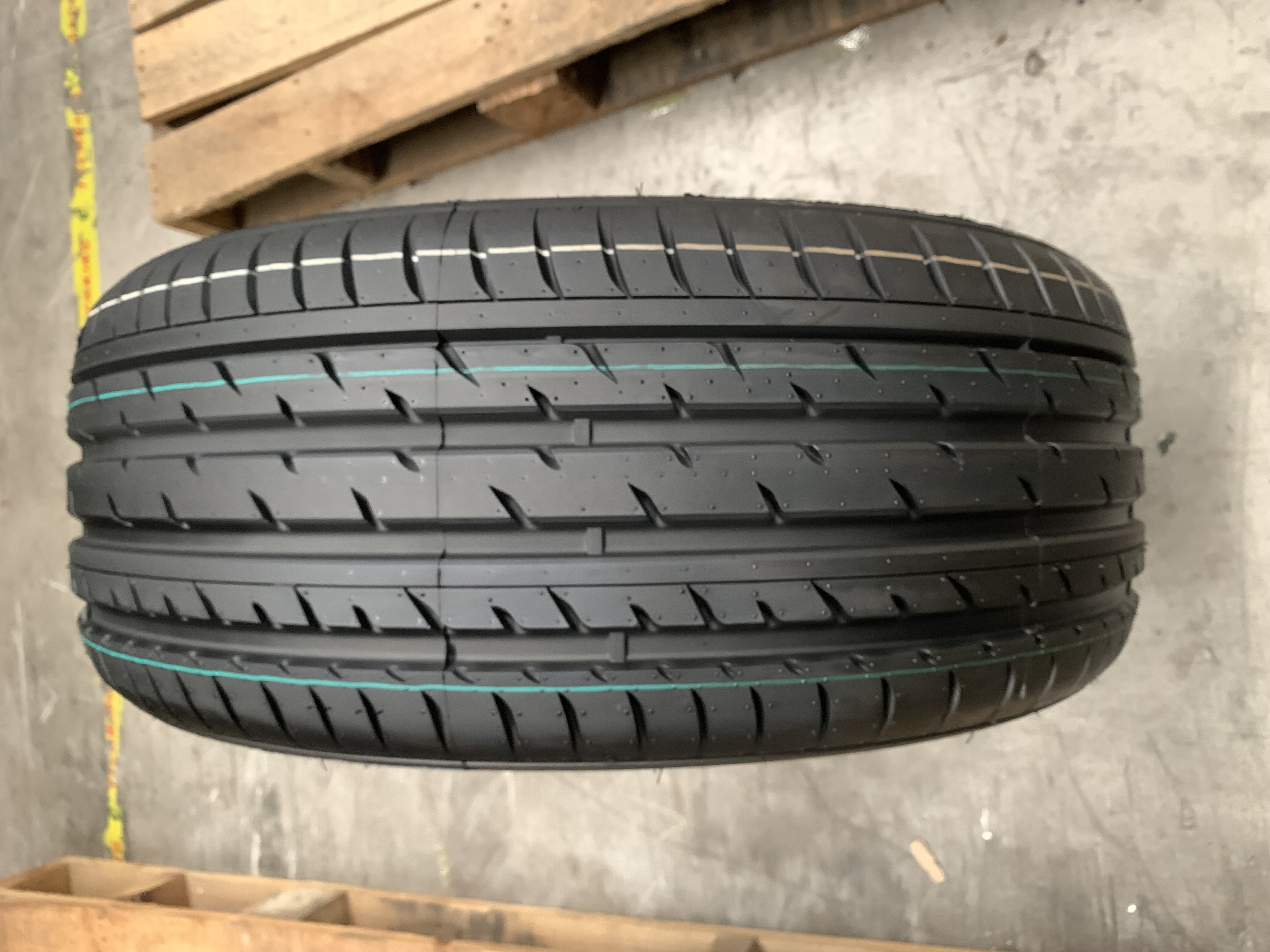 Natural Rubber 20 inch PCR TIRE Long Mileage UHP FRT 245/40ZR20 245/40R20 245/40 ZR20 R20 245-40ZR20 245/40/20 245 40 20