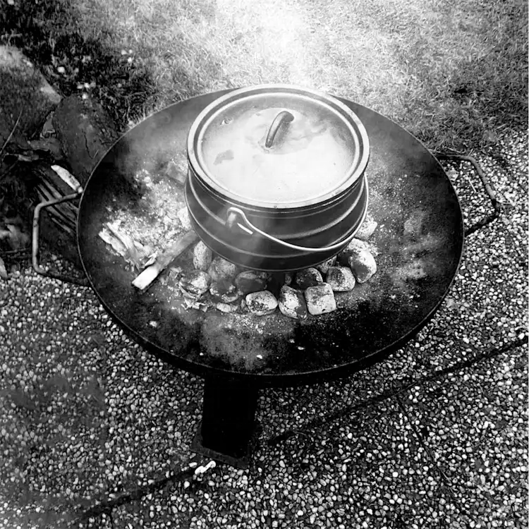 Top Rank Product 2022 Potjie Pot Cast Iron Fire Pot Vegetable Oil Coating Outdoor Camp Cookware Soup and Stock Pot 6L 8L Durable