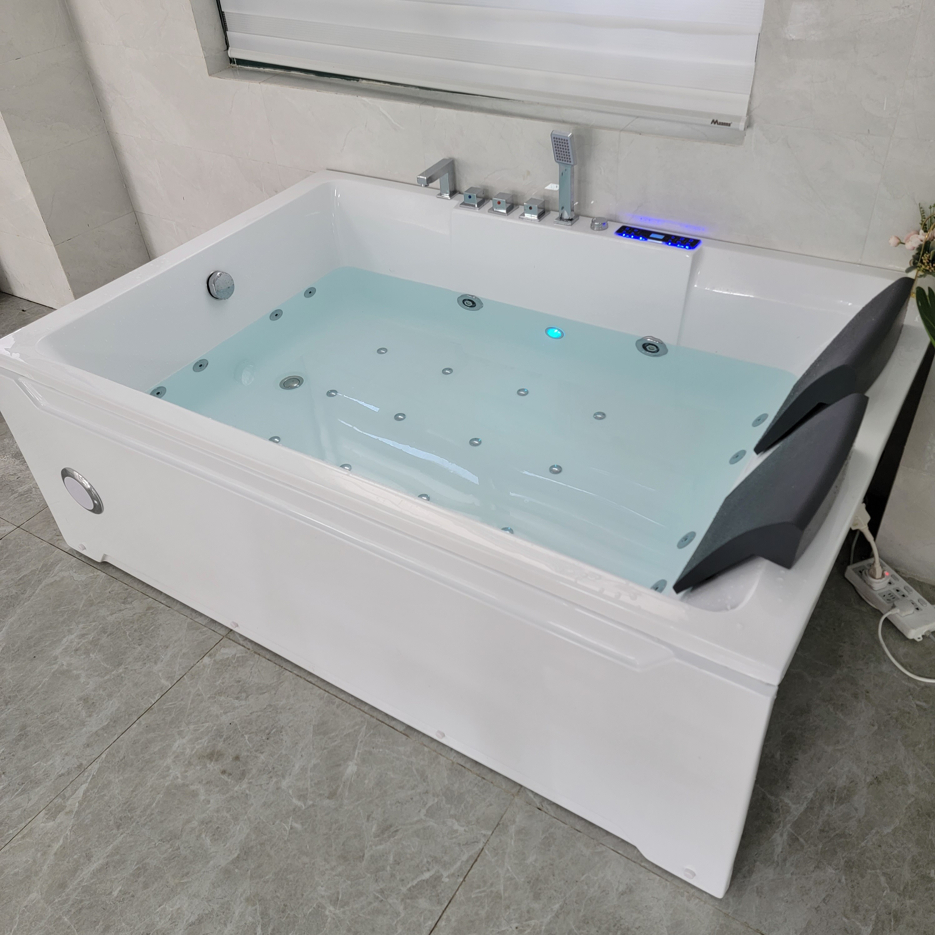 LED jets 2 person spa rectangle large space whirlpool massage bathtub with FM radio