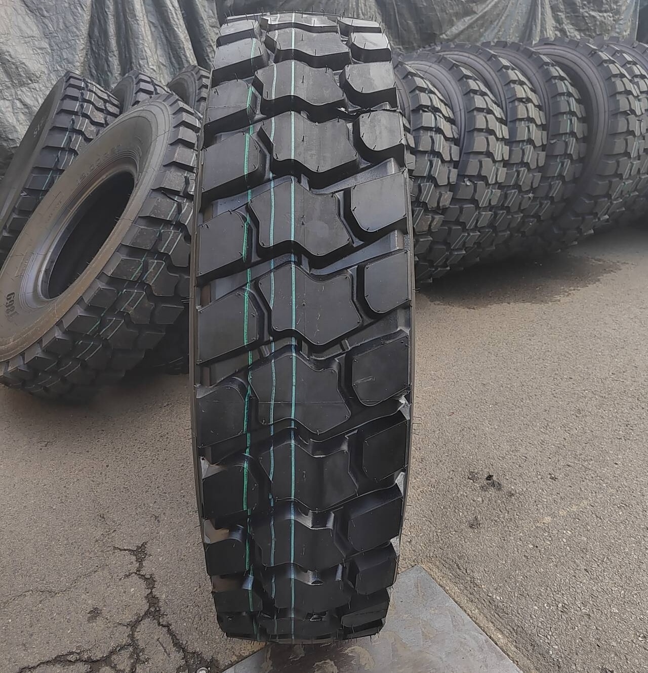 Excellent quality commercial Wholesale Semi Truck Tractor Tires MAX806 325/95R24 TL