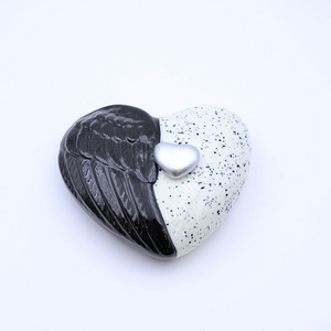 Custom ceramic black and white heart shaped wings pet human cremation urns wholesale handmade keepsake funeral urn