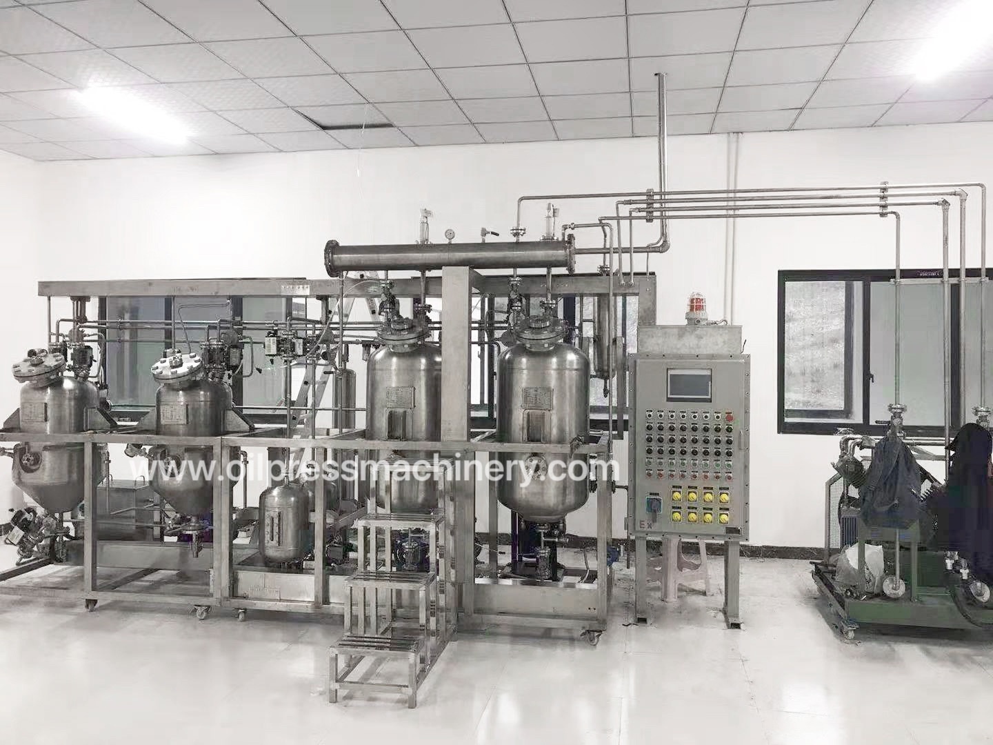 Customized Multi-functional Lavender eucalyptus leaves essential oil extracting machine Small essential oil extraction equipment