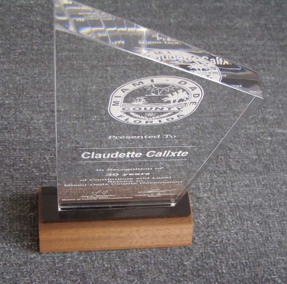 Okay Display Customized Laser Engraved 10mm/15mm Lucite Acrylic Trophy Award With Base