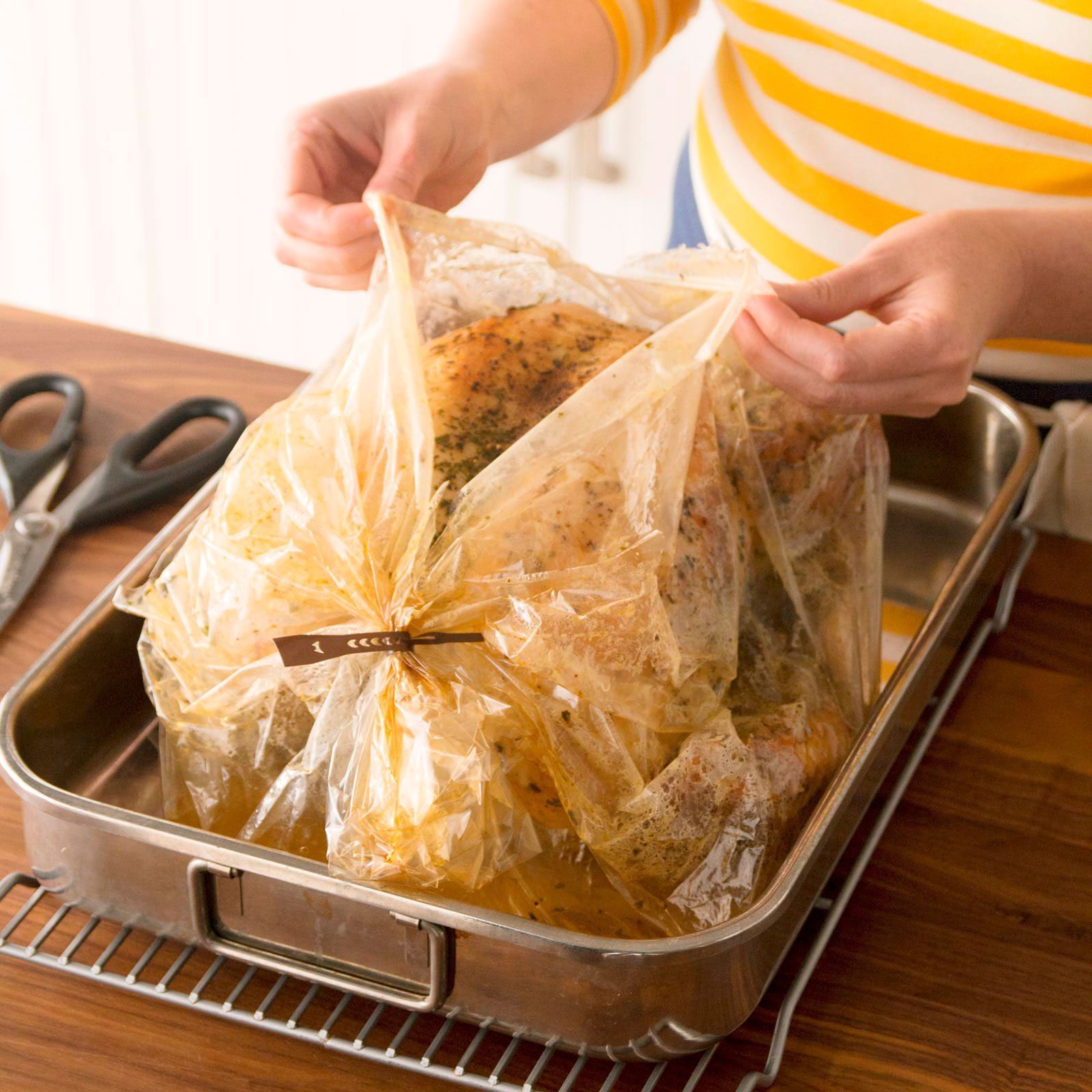 Turkey Roasting Bags With Twist Ties Oven Safe Bags for Cooking Flavorful Turkey Poultry or Meat with Easy Clean Up