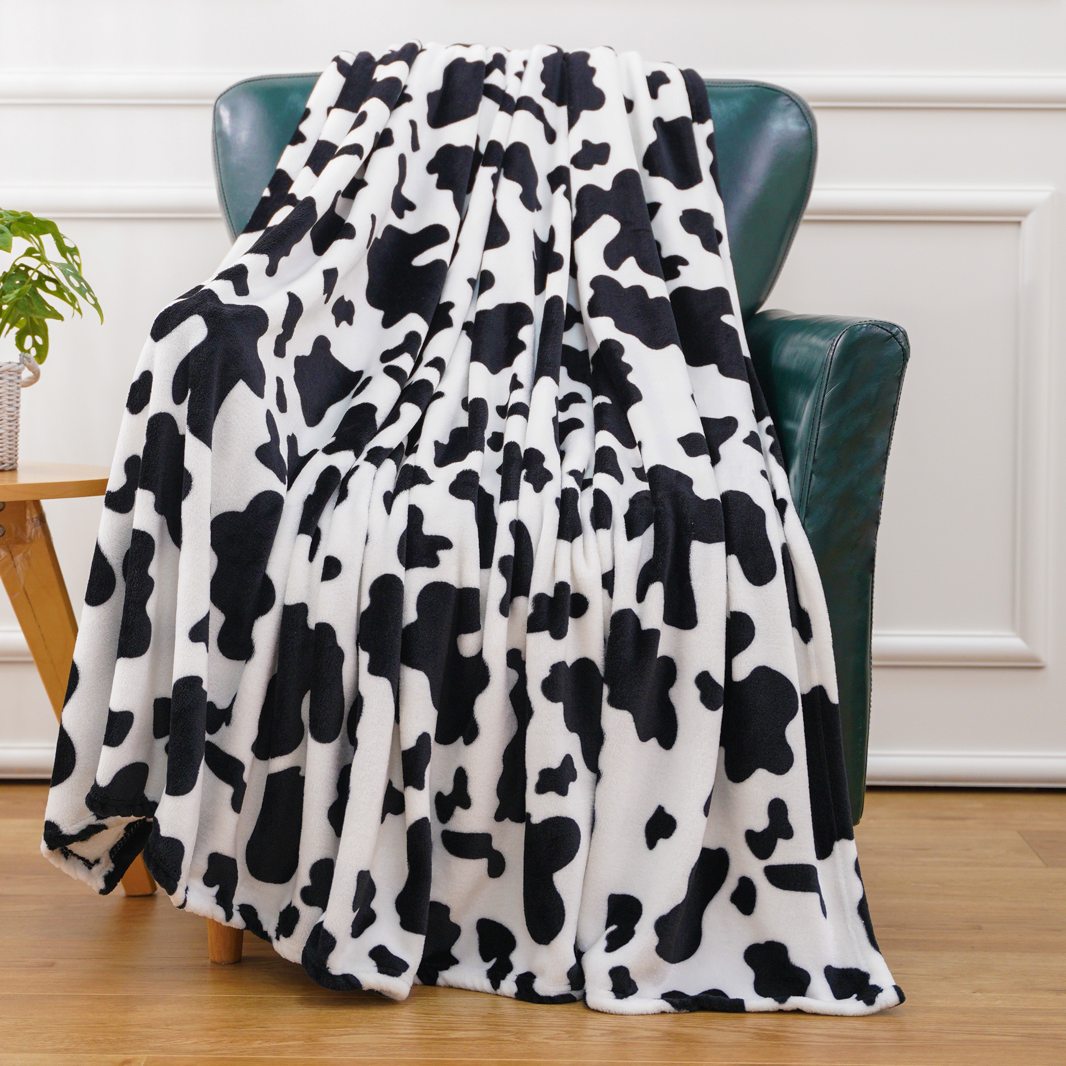 Custom Black and White Cows Print Blanket Lightweight Travel Fleece Blanket Cozy Plush Flannel Fleece Bulk Buy Blankets for Sofa