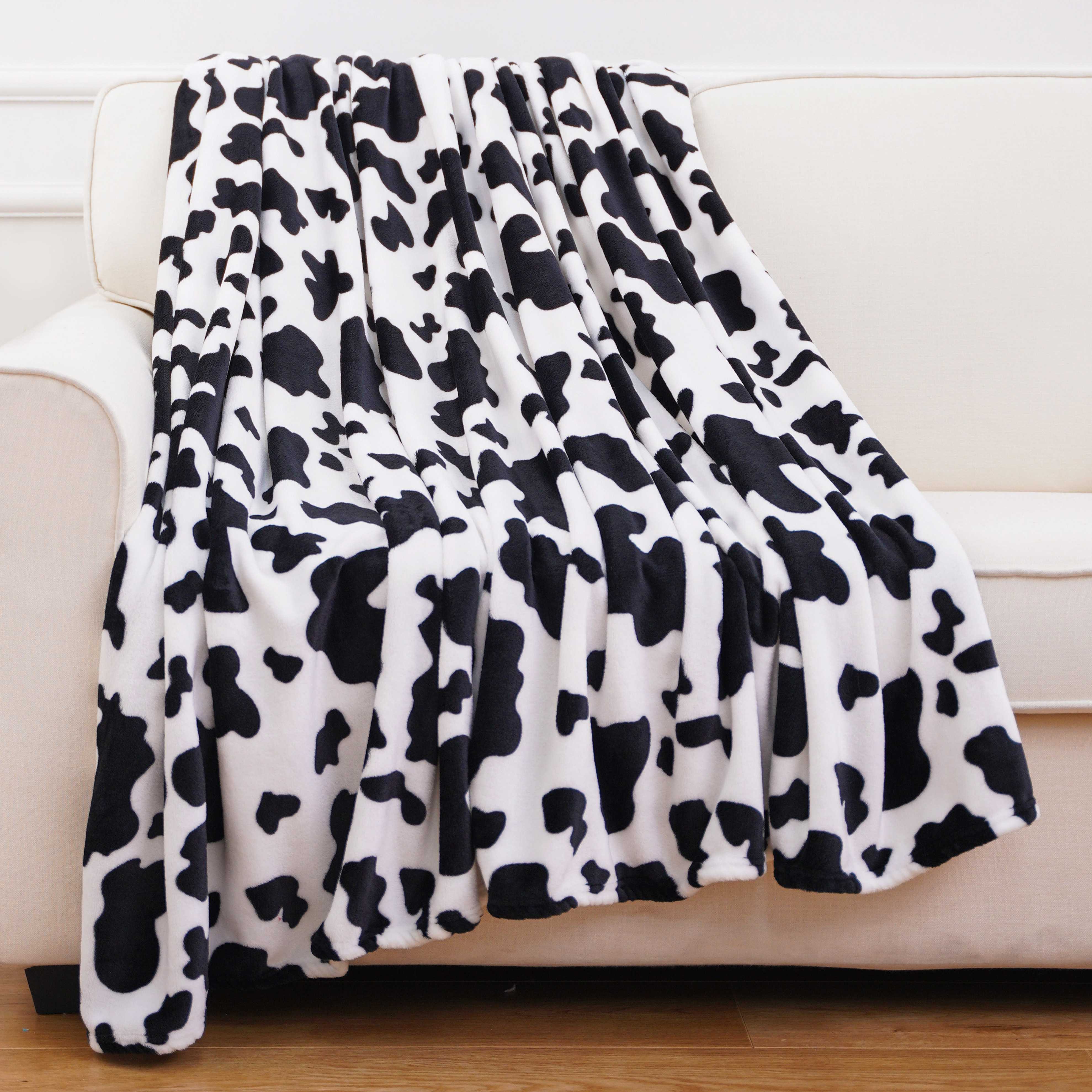 Custom Black and White Cows Print Blanket Lightweight Travel Fleece Blanket Cozy Plush Flannel Fleece Bulk Buy Blankets for Sofa