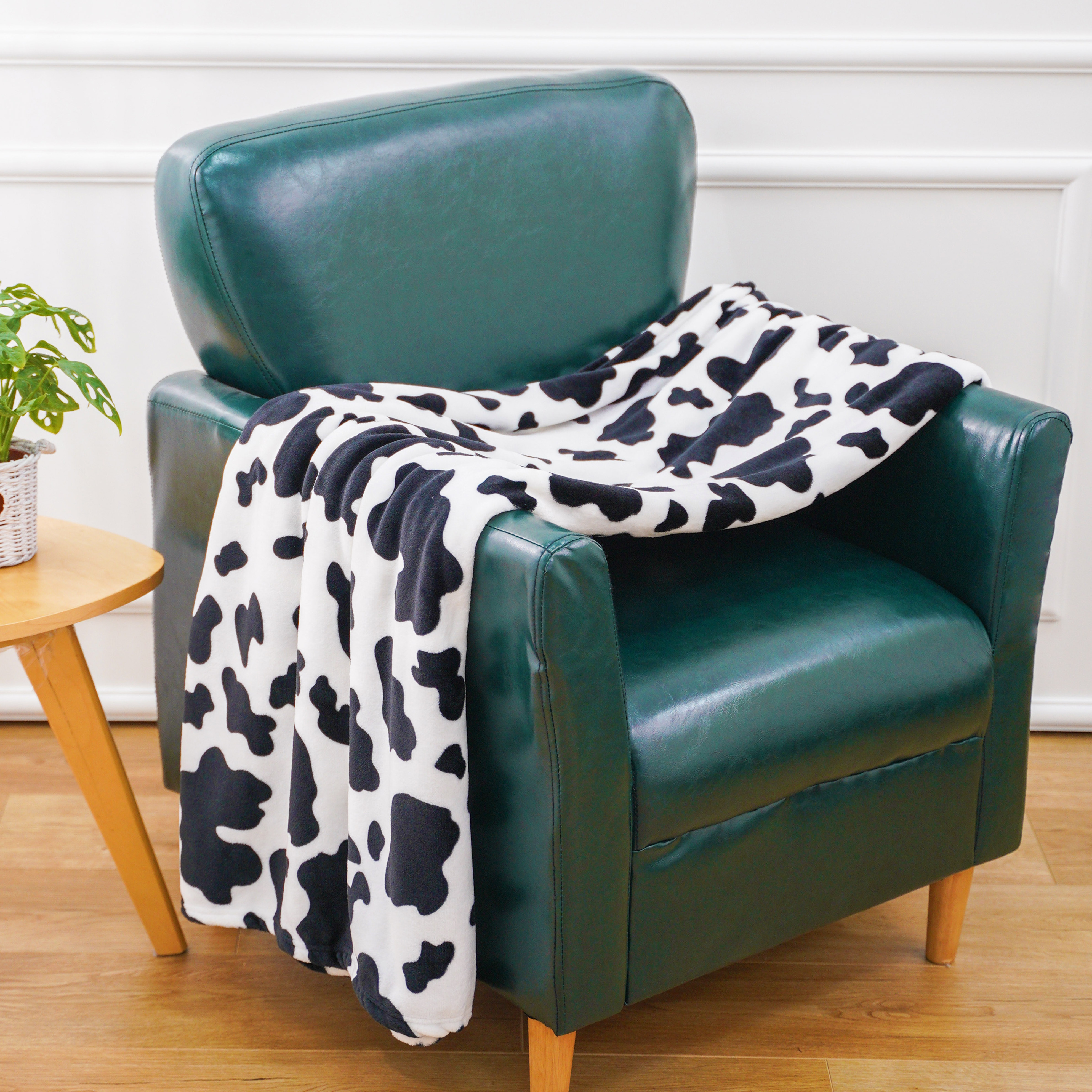 Custom Black and White Cows Print Blanket Lightweight Travel Fleece Blanket Cozy Plush Flannel Fleece Bulk Buy Blankets for Sofa