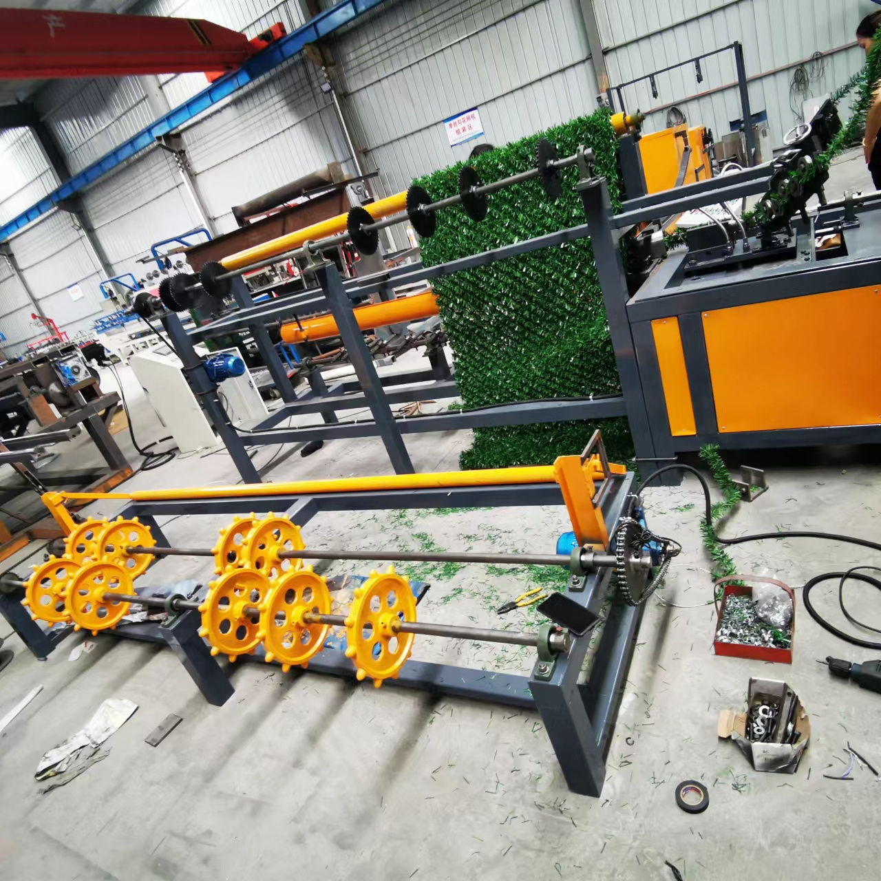 Good Quality Automatic Green PVC Artificial Grass Wire Fence Making Machine Fake Grass Fence Making Machine