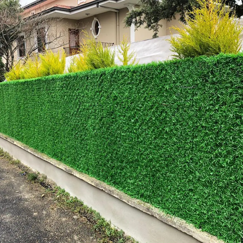 Outdoor green grass privacy fence screen artificial grass privacy wire chain link fence with grass bar privacy screen