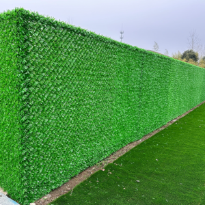 Outdoor green grass privacy fence screen artificial grass privacy wire chain link fence with grass bar privacy screen