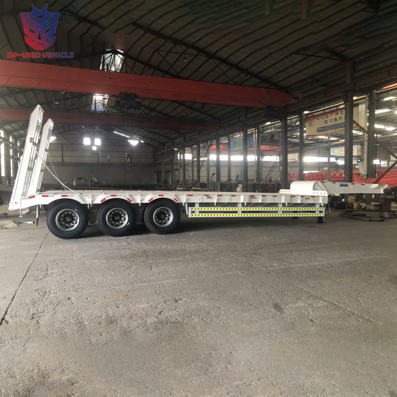 Factory price three axles 60T Low bed flatbed lowboy Semi Trailer with hydraulic ramp 3/4 axle stepframe lowboy trailer truck