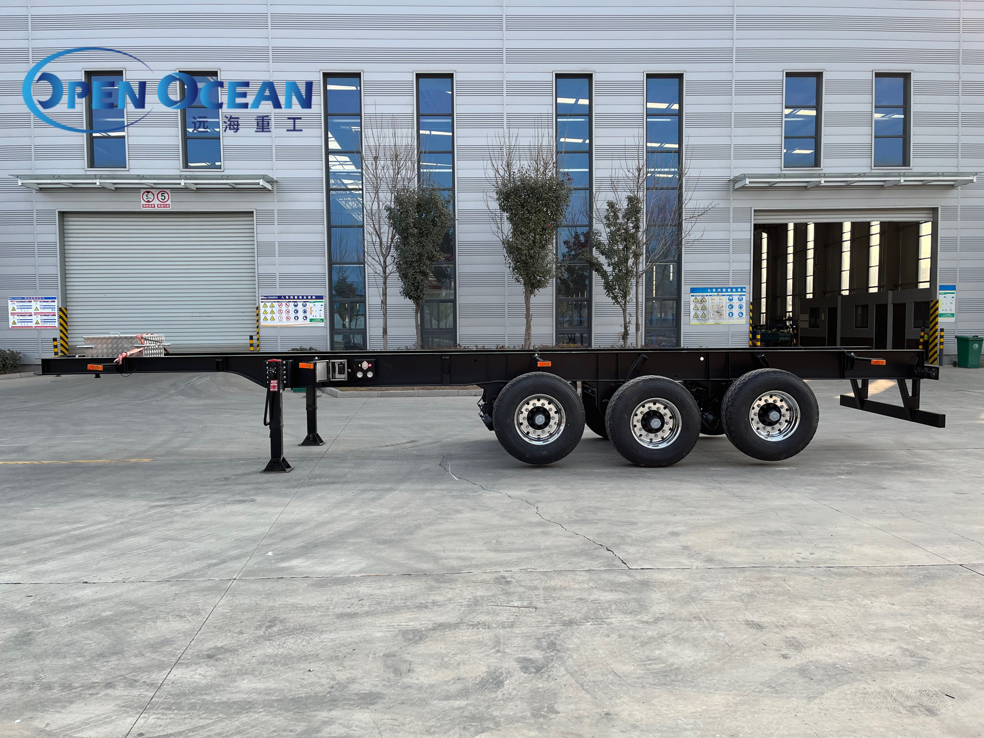 Factory direct sales multi-purpose vehicle 30 tons 3-axle container chassis 40 foot skeleton semi trailer truck