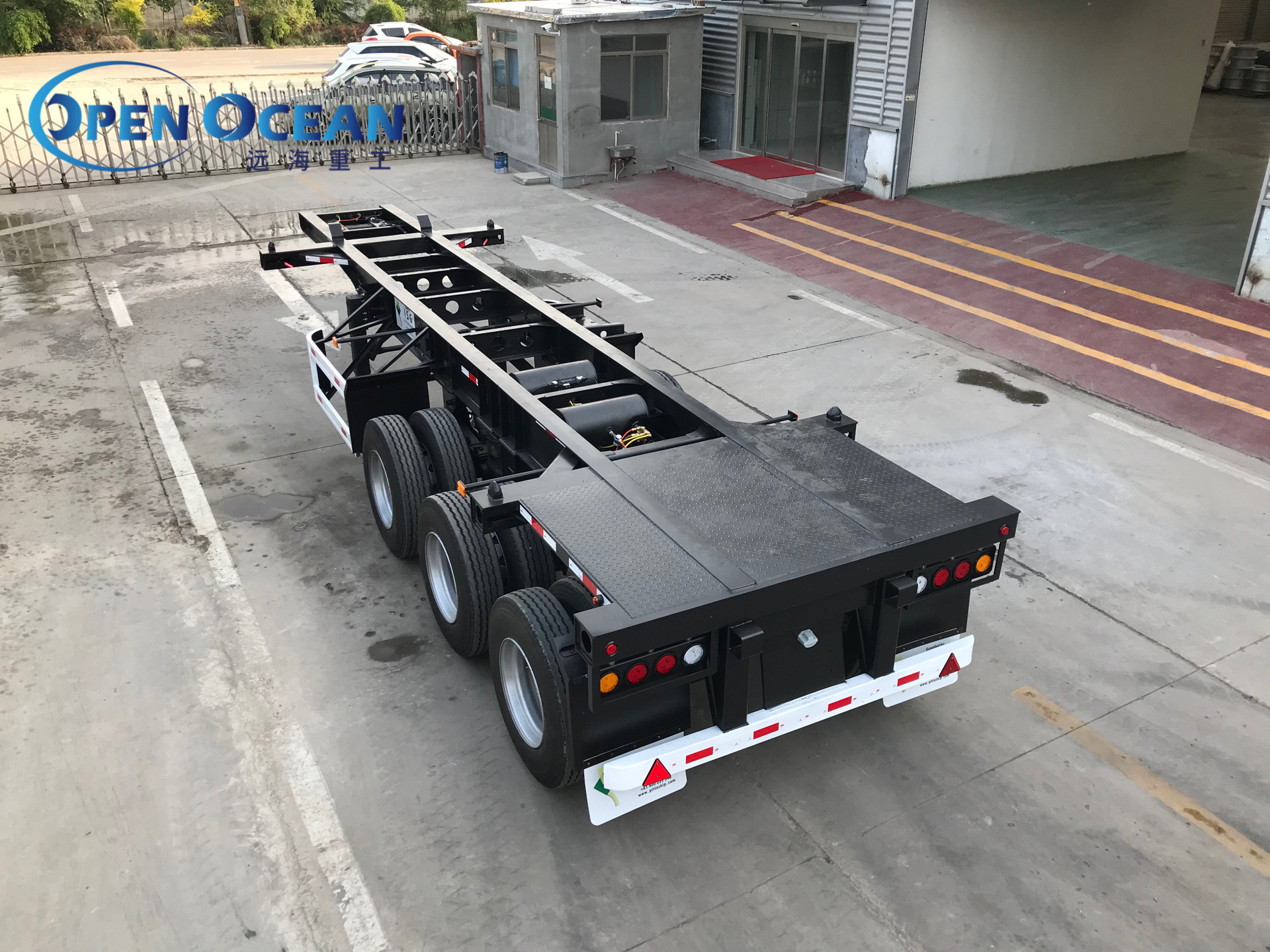 Factory direct sales multi-purpose vehicle 30 tons 3-axle container chassis 40 foot skeleton semi trailer truck