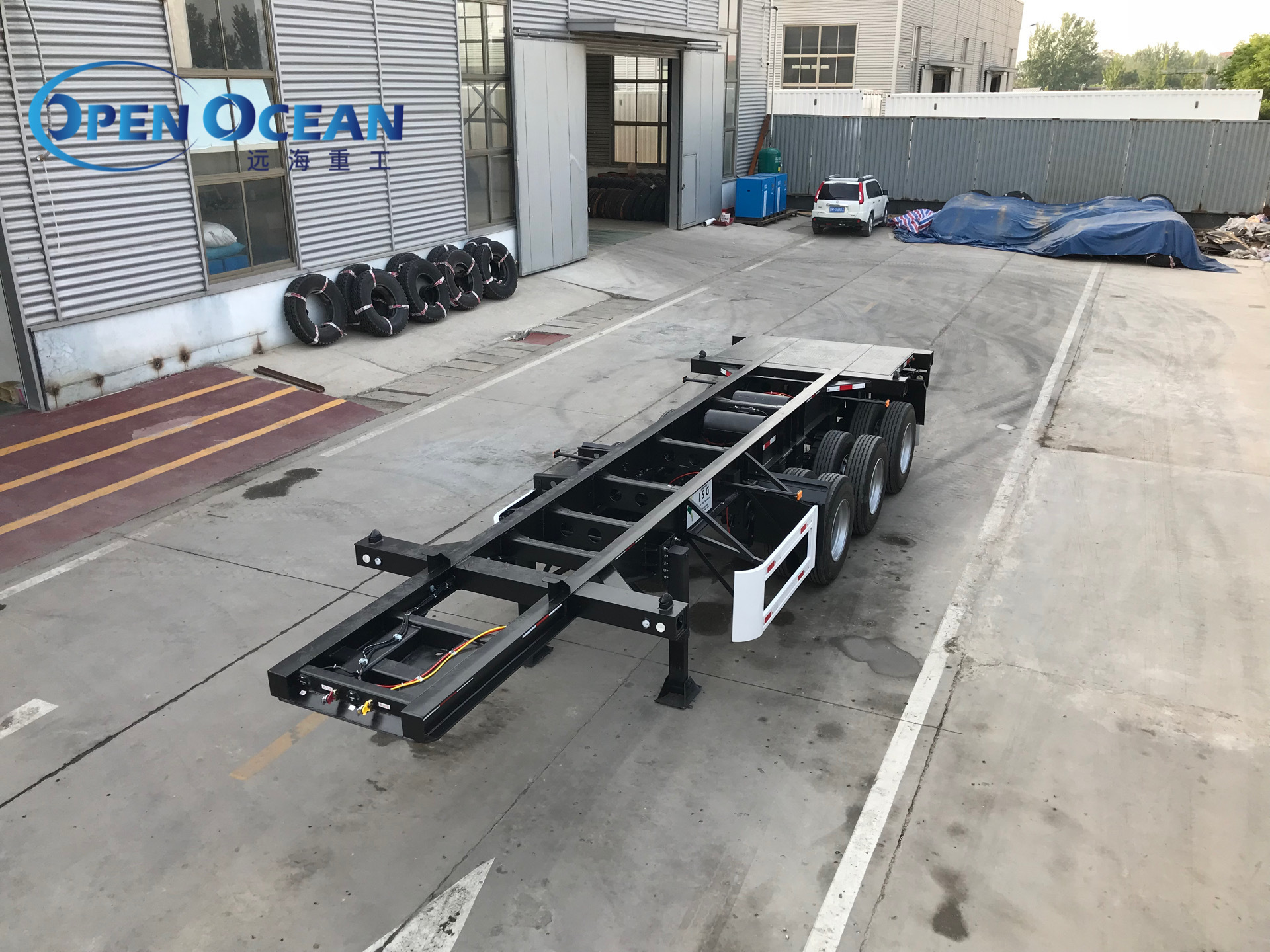 Factory direct sales multi-purpose vehicle 30 tons 3-axle container chassis 40 foot skeleton semi trailer truck