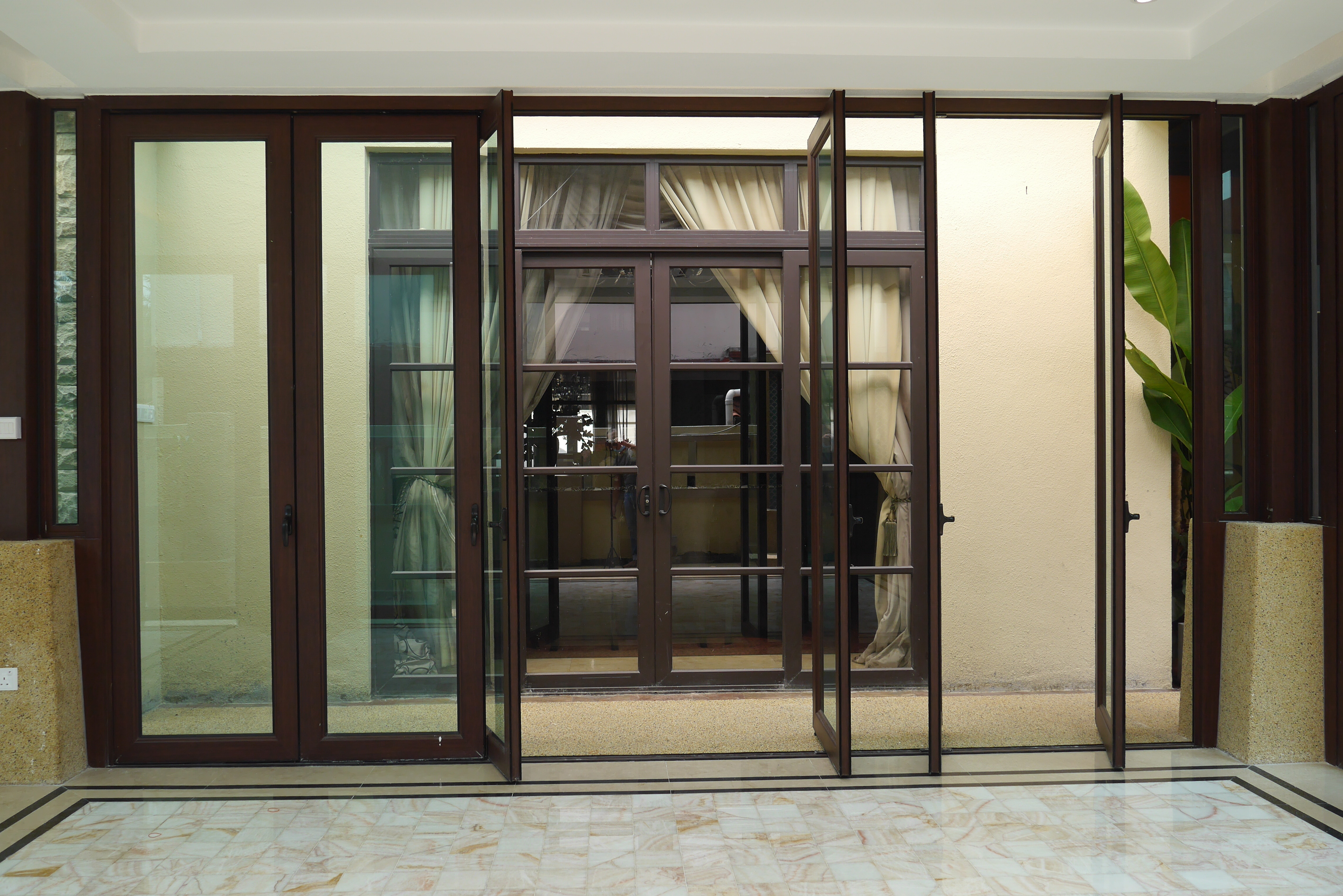 Malaysia Factory 360 Degrees Aluminium Pivot Door System With Concealed Hinges Can Be Customize