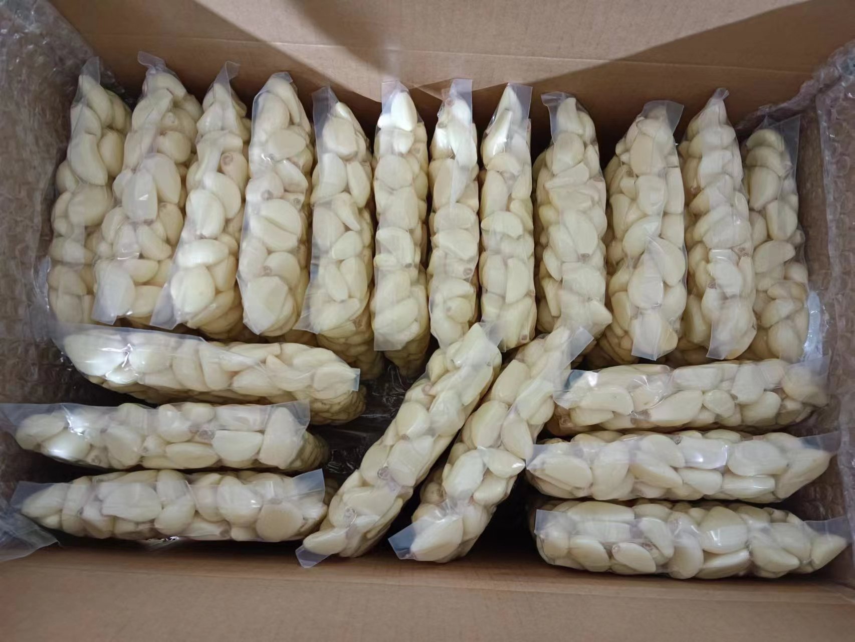 Newest crop fresh peeled garlic /fresh garlic /1kg vacuum peeled garlic marketing price factory