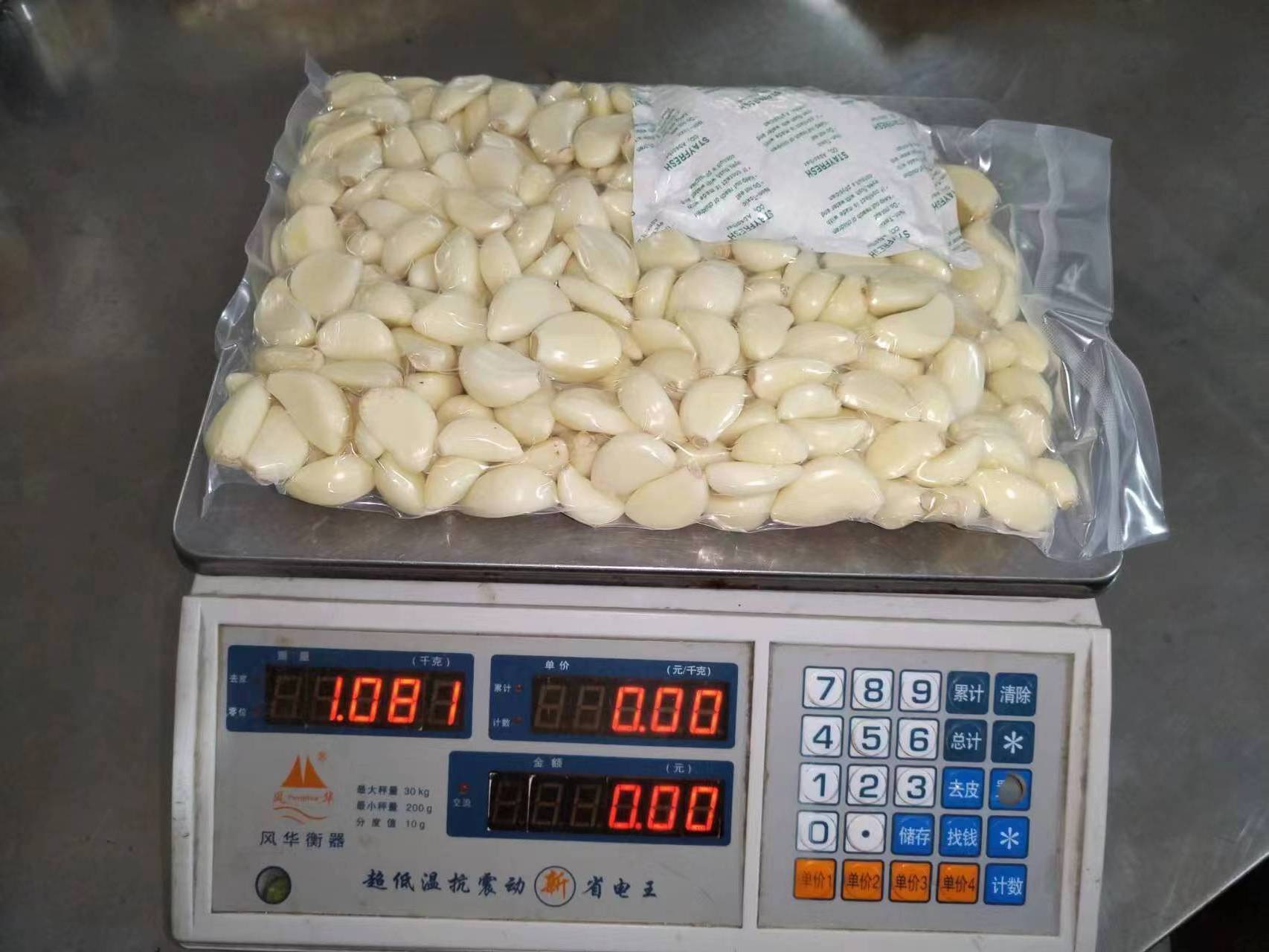 New Chinese wholesale fresh peeled garlic vacuum peeled Garlic in bulk for import/export factory price