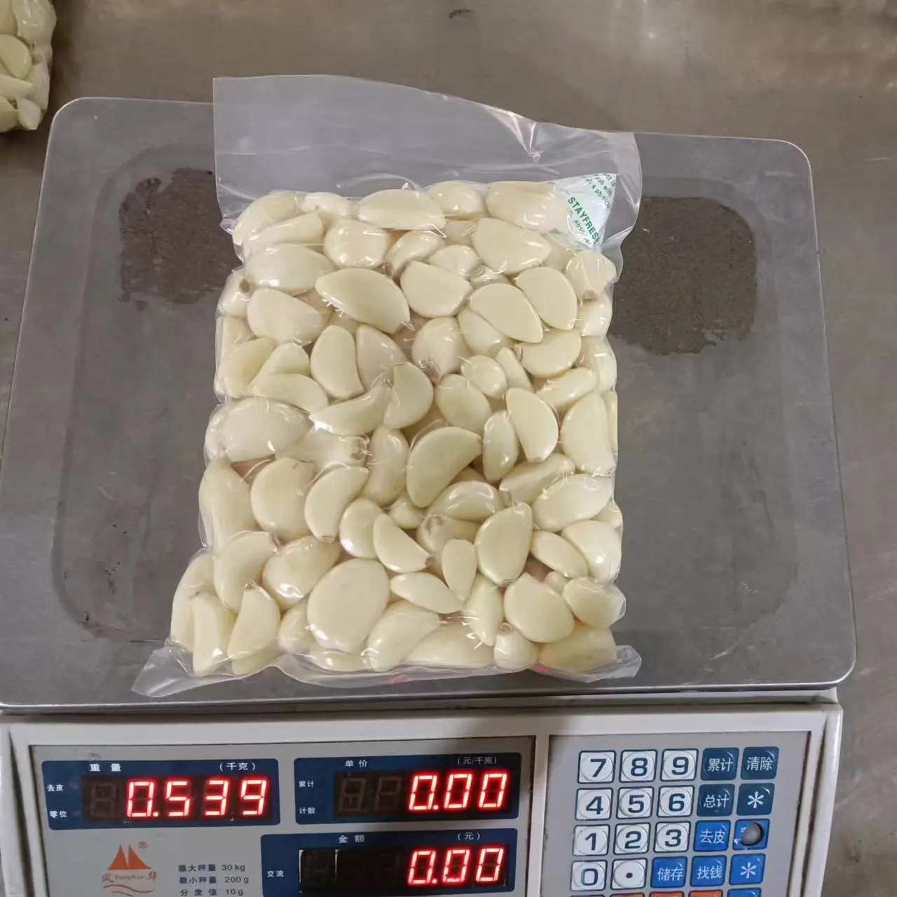 Newest crop fresh peeled garlic /fresh garlic /1kg vacuum peeled garlic marketing price factory