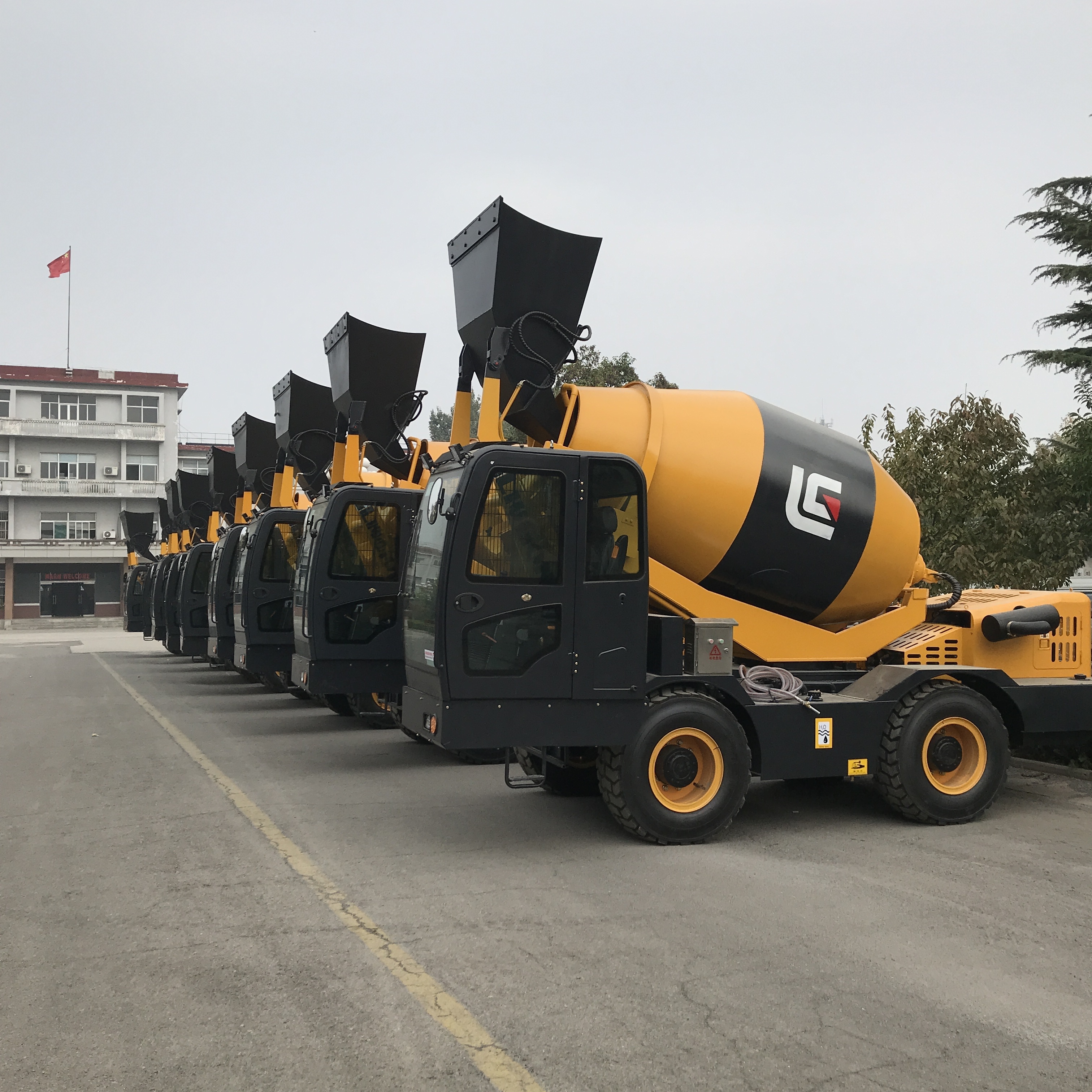 Chinese Self loading Concrete mixer truck 4m3 drum capacity HY400 in stock for sale