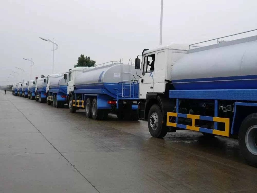 Sinotruk howo new 8*4 400HP 20m3 water spray bowser water tanker truck