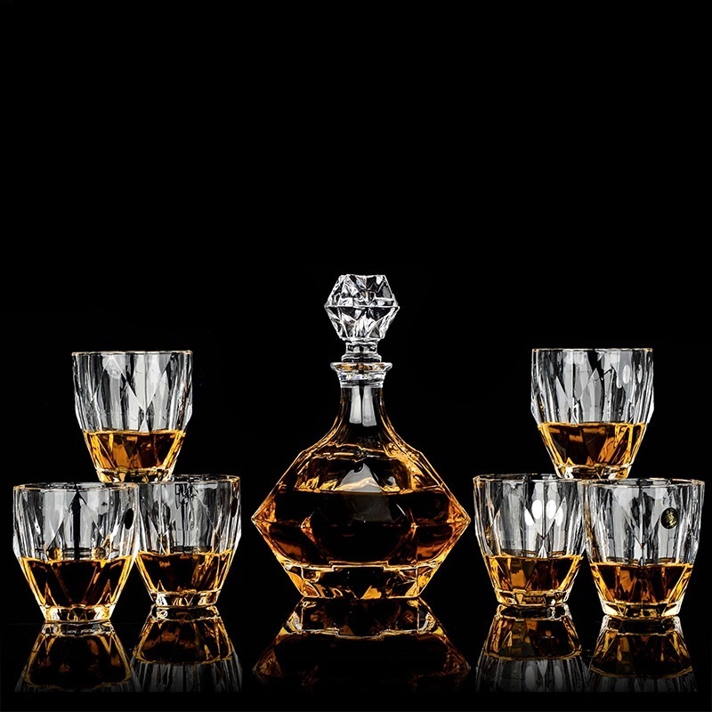 wholesale Unique crystal glassTwisted Glass Whiskey Decanter Set With 6 Whiskey Glasses