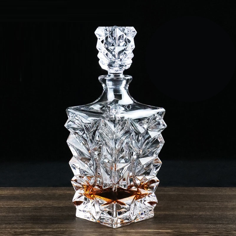 wholesale 750ml 850ml 900ml Unique crystal glassTwisted Glass Whiskey Decanter Set