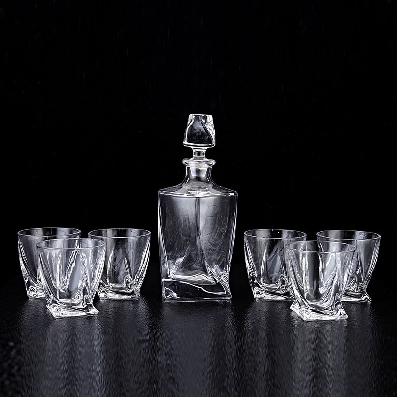 wholesale 750ml 850ml 900ml Unique crystal glassTwisted Glass Whiskey Decanter Set