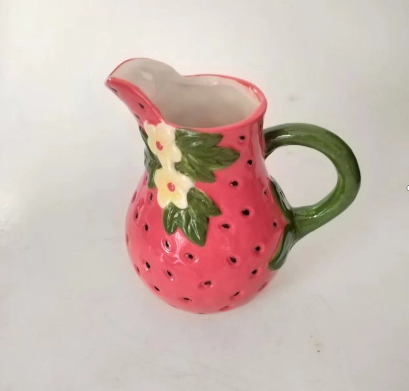 2024 New Customized Strawberry shaped glazled Water Pots ceramic strawberry pitcher milk jug