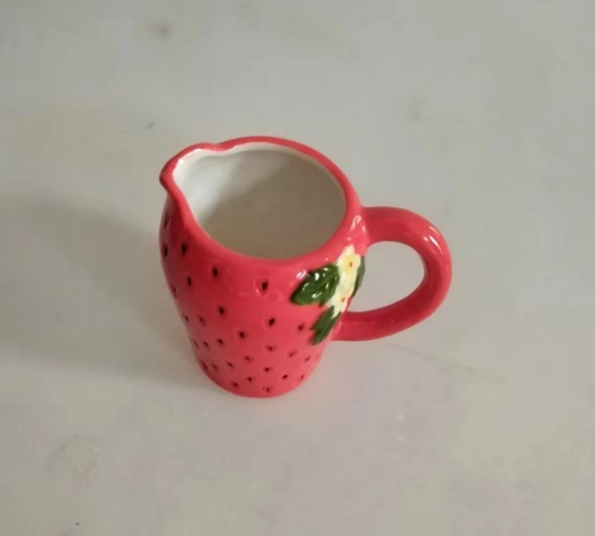 2024 New Customized Strawberry shaped glazled Water Pots ceramic strawberry pitcher milk jug