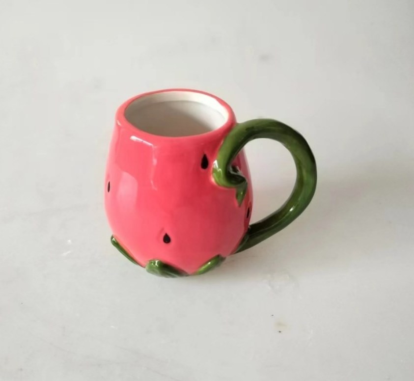 2024 New Customized Strawberry shaped glazled Water Pots ceramic strawberry pitcher milk jug