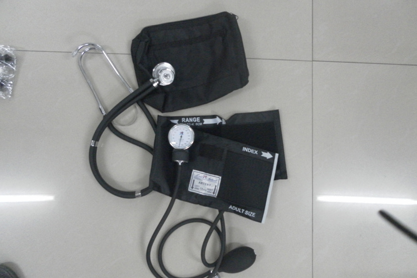 Medical aneroid sphygmomanometer with sprague rappaport stethoscope and zipper bag for blood pressure measurement