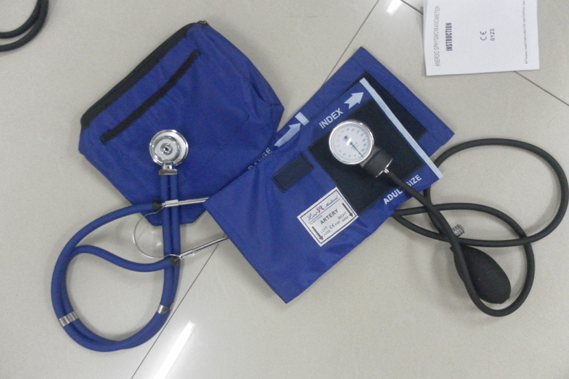 Medical aneroid sphygmomanometer with sprague rappaport stethoscope and zipper bag for blood pressure measurement