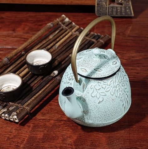 Manufacturer Wholesale Blue Cast Iron Tea Pot Portable 900ml KettleTraditional Teapot for gift