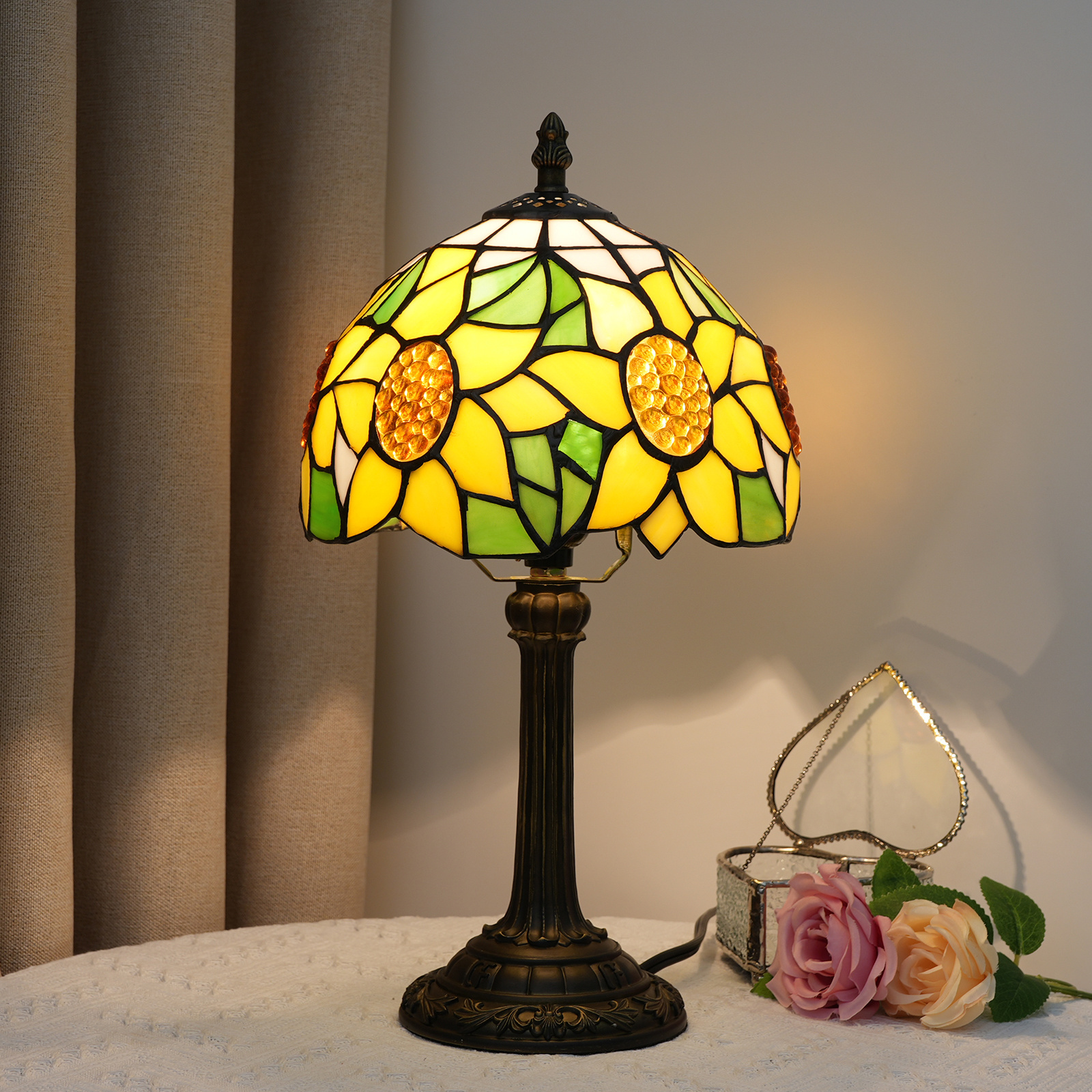 Tiffany Lamp Stained Glass Table Lamp Yellow Sunflower Bedside Table Lamp LED E26 Bulb, for Bedroom Living Room