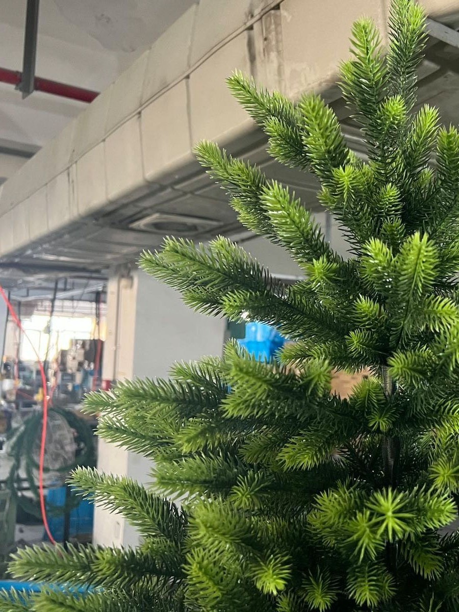 Factory Wholesale HIgh Quality 150cm 180cm 210cm 240cm  Full PE decorative christmas trees